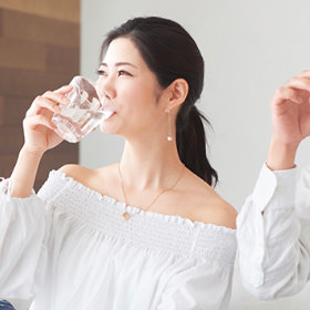 水を飲む女性